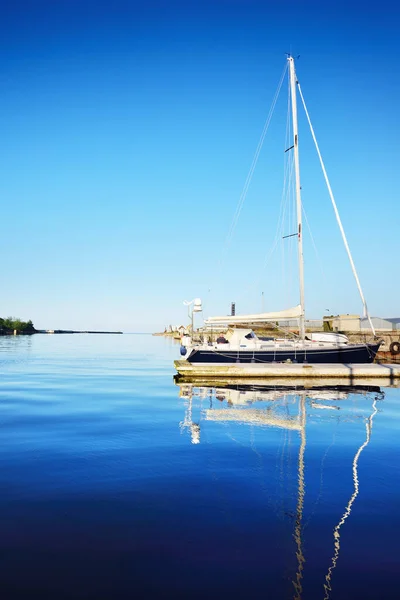 Sloop Rigged Yacht Moored Pier Sunny Summer Day Clear Blue — Stock Photo, Image
