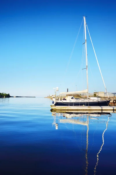 Sloop Yate Amañado Amarrado Muelle Día Soleado Verano Cielo Azul — Foto de Stock