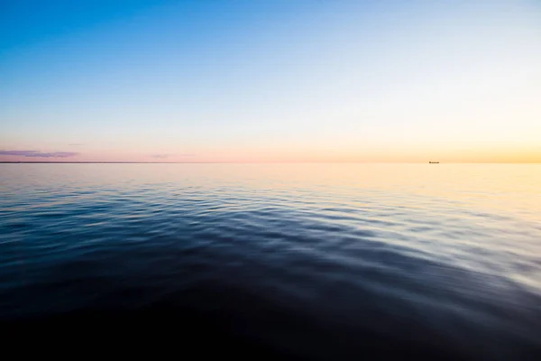 日落时分的波罗的海 清澈的黄昏阳光和水面上的反光 从游艇上看 拉脱维亚 — 图库照片