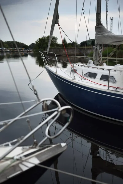 Blue Sloop Rigged Yacht Moored Pier Close Storm Sky Reflection — Stock Photo, Image