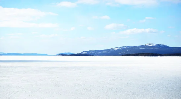 Panoramisch Uitzicht Het Bevroren Meer Met Sneeuw Bedekte Bergen Naaldbos — Stockfoto