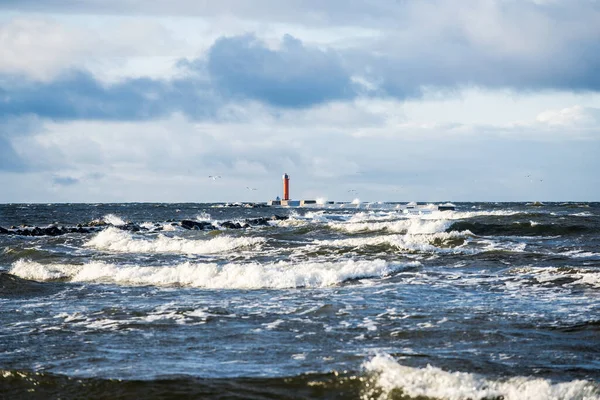 Φάρος Ενάντια Στον Θυελλώδη Γαλάζιο Ουρανό Βαλτική Θάλασσα Λετονία — Φωτογραφία Αρχείου