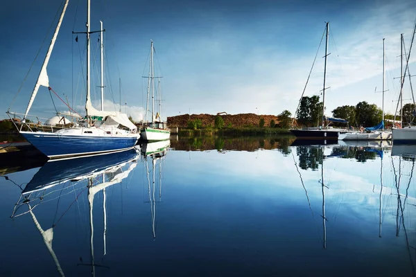 Modrá Šalupa Uvázala Jachtu Molu Jasného Letního Dne Zblízka Zelené — Stock fotografie