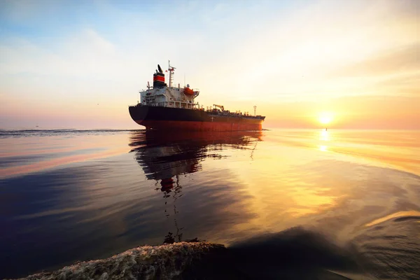 日没時に大型貨物船 カラフルな夜の雲と明るい日差し バルト海 ラトビア — ストック写真