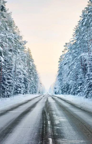 눈덮인 지나는 고속도로의 크리스마스 출퇴근 타이어 — 스톡 사진