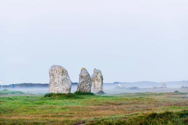 Vista Alinhamento Menhir Camaret Sur Mer Nascer Sol Névoa Matinal — Fotografia de Stock