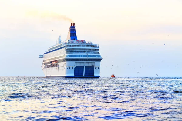 Großes Weißes Passagierschiff Und Ein Lotsenboot Der Ostsee Aus Nächster — Stockfoto