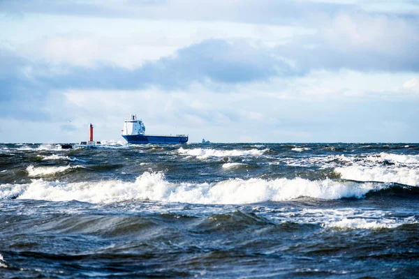 Baltık Denizi Ndeki Büyük Mavi Kargo Gemisi Dalgalar Fırtınalı Bulutlar — Stok fotoğraf