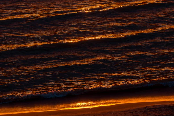 Golden Evening Sunlight Reflecting Dark Water Texture Close Summer Sunset — Stock Photo, Image