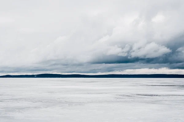 Vinterlandskap Utsikt Den Frosne Snødekte Innsjøen Skogen Bakgrunnen Stormfulle Aftenskyer – stockfoto