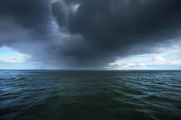 Ciel Bleu Orageux Dessus Mer Baltique Nuages Brillants Dramatiques Péninsule — Photo