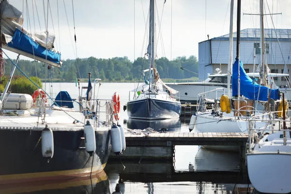 Yachter Och Båtar Förtöjda Till Brygga Klar Sommardag Närbild Reflektioner — Stockfoto