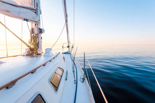 Calm Water White Sloop Rigged Yacht Sailing Sunset View Deck — Stock Photo, Image