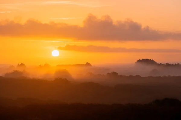 Goldene Sonnenaufgangswolken Über Den Nebligen Hügeln Und Tälern Atemberaubende Wolkenlandschaft — Stockfoto