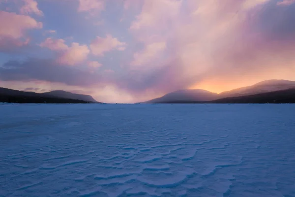 日落时的干达拉克沙湾景色 色彩斑斓的晚云 科拉半岛的山脉和针叶林为背景 北极圈 俄罗斯卡累利阿 — 图库照片