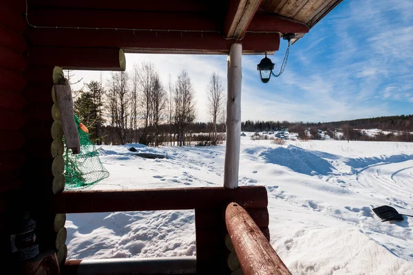 Oud Rood Houten Huis Besneeuwde Heuvel Close Dennenbos Achtergrond Mensen — Stockfoto