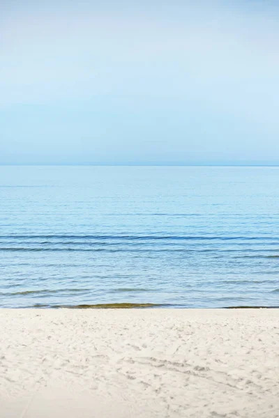Uma Vista Costa Arenosa Mar Báltico Dia Ensolarado Água Cristalina — Fotografia de Stock