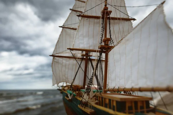 Kırpıcı Uzunluğundaki Geminin Antik Ahşap Ölçekli Modeli Yakın Plan Dramatik — Stok fotoğraf
