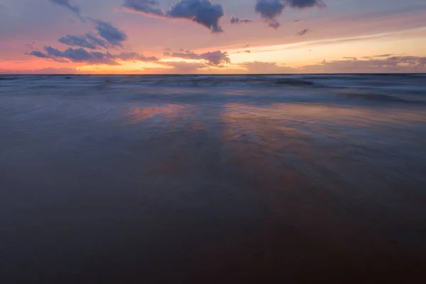 Impresionante Cielo Atardecer Sobre Mar Báltico Dinamarca Ondas Tormenta Nubes — Foto de Stock