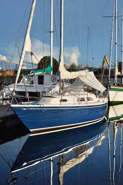 Azul Balsa Yate Amañado Amarrado Muelle Día Claro Verano Primer —  Fotos de Stock