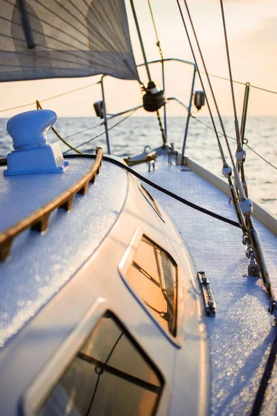 Zeilen Bij Zonsondergang Uitzicht Vanaf Het Jachtdek Naar Boeg Zeilen — Stockfoto