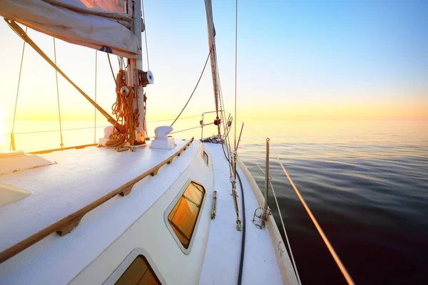 Спокійна Вода Біла Яхта Пливе Заході Сонця Від Палуби Носа — стокове фото