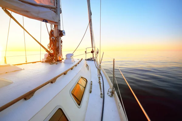 Água Calma Iate Branco Navegar Pôr Sol Uma Vista Convés — Fotografia de Stock