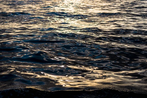 黑暗的水纹理 日落时的波罗的海 — 图库照片