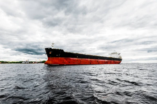 Gros Plan Rapproché Gros Cargo Noir Port Riga Arrière Plan — Photo