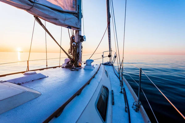 平静的水 日落时 白色的小船在游艇上航行 从甲板到船头 桅杆和船帆的景色 波罗的海 拉脱维亚 — 图库照片