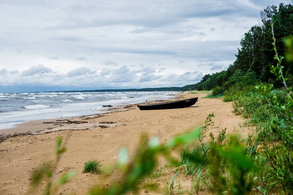 Temps Orageux Vieux Bateau Bois Sur Côte Sablonneuse Gros Plan — Photo