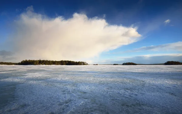 戏剧化的落日天空笼罩着白雪覆盖的冰封的奎托湖 背景是针叶林 冬季乡村风景 多彩的云彩卡累利阿北区拉普兰 — 图库照片