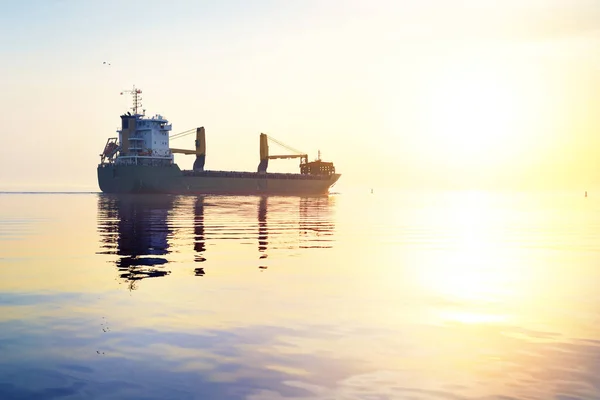 Groot Vrachtschip Bij Zonsondergang Kleurrijke Avondwolken Fel Zonlicht Oostzee Letland — Stockfoto