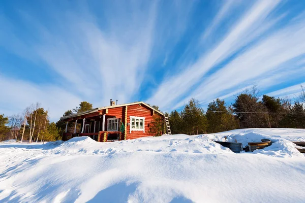 Oud Rood Houten Huis Besneeuwde Heuvel Close Dennenbos Achtergrond Mensen — Stockfoto