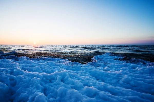 Bunter Sonnenuntergang Schneebedeckte Küste Einem Sonnigen Wintertag Kalte Wellen Über — Stockfoto