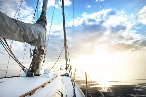 White Yacht Sailing Still Water Sunset View Deck Bow Mast — Stock Photo, Image