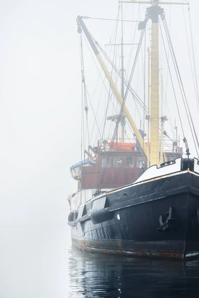 Histórico Barco Carga Amarrado Muelle Cerca Niebla Matutina Pesada Kiel —  Fotos de Stock