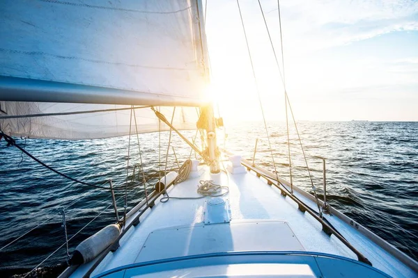 Voile Coucher Soleil Une Vue Pont Yacht Avant Voiles Mer — Photo