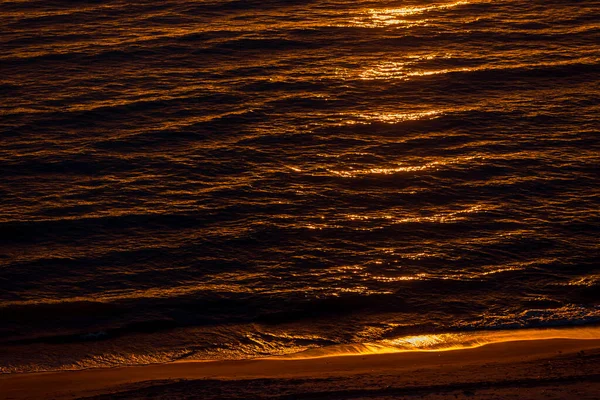 Gyllene Kväll Solljus Reflekteras Det Mörka Vattnet Textur Närbild Sommarsolnedgången — Stockfoto