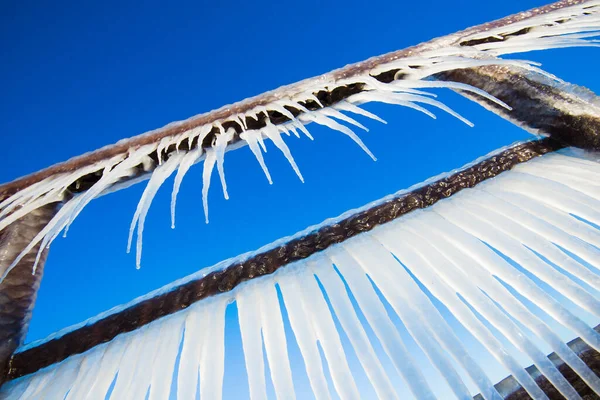 Cubierto Nieve Viejo Muelle Oxidado Día Soleado Claro Fragmentos Hielo — Foto de Stock