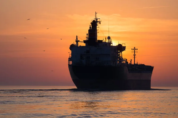 Groot Vrachtschip Bij Zonsondergang Kleurrijke Avondwolken Fel Zonlicht Oostzee Letland — Stockfoto