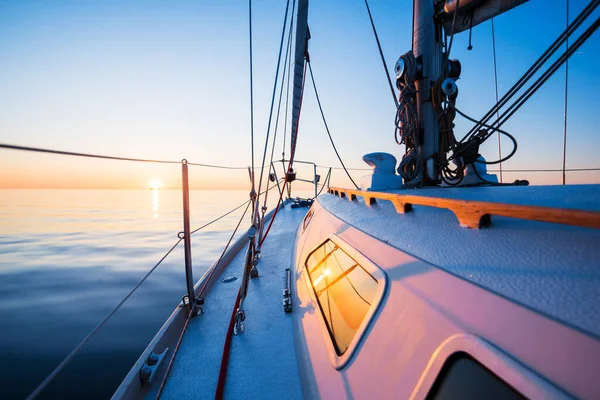 Agua Tranquila Yate Blanco Navegando Atardecer Una Vista Desde Cubierta — Foto de Stock