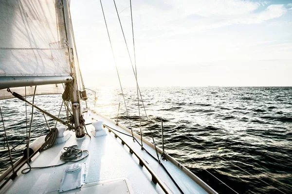 Plavím Při Západu Slunce Pohled Paluby Jachty Příď Plachty Baltské — Stock fotografie