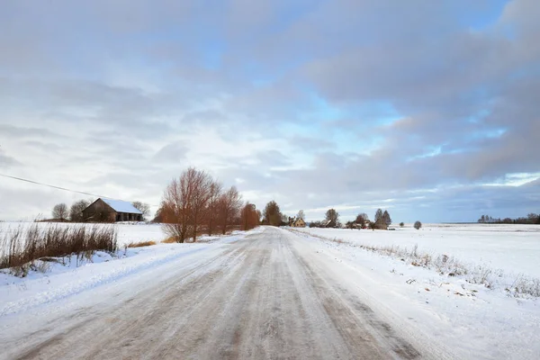 日落时覆盖着积雪的田野的全景 一条空旷的乡村道路 美丽的晚云 芬兰拉普兰 — 图库照片