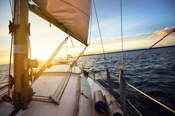 Завершена Яхта Пливе Заході Сонця Вигляд Палуби Лук Вітрила Хвилі — стокове фото