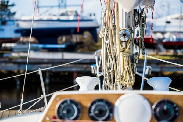 Yacht Blanc Sur Jetée Gros Plan Treuil Mât Des Cordes — Photo