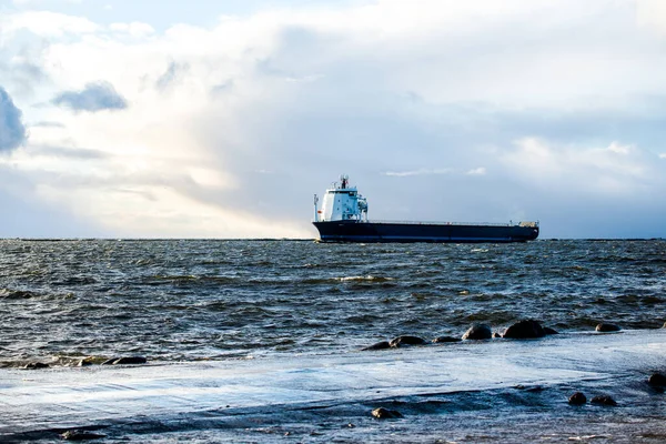 Groot Blauw Vrachtschip Oostzee Golven Stormachtige Wolken Oostzee Letland — Stockfoto