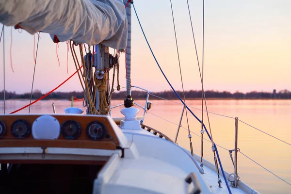 Sloop Gréé Yacht Naviguant Dans Une Eau Calme Coucher Soleil — Photo