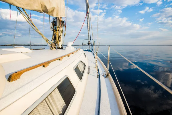 Біла Яхта Пливе Тихій Воді Заході Сонця Від Палуби Носа — стокове фото