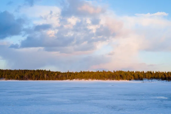 Dramatická Obloha Nad Sněhem Pokrytým Zamrzlým Jezerem Kuito Jehličnatý Les — Stock fotografie